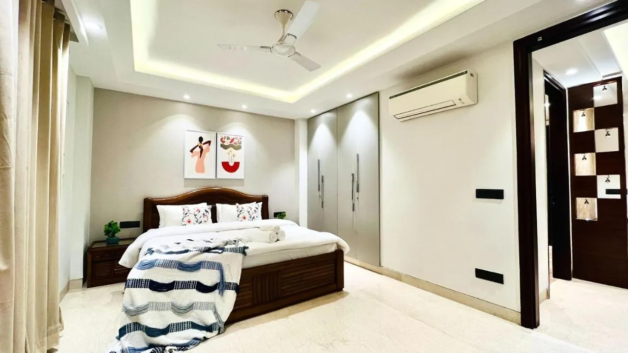 Bluo 3Bhk - Dlf Cybercity, Mg Road, Balcony, Lift Gurgaon India