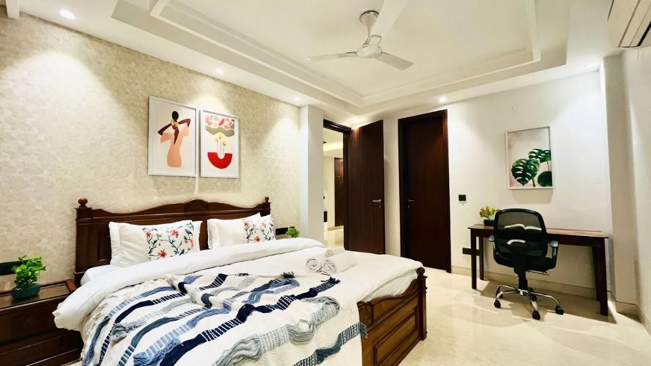 Apartment Bluo 3Bhk - Dlf Cybercity, Mg Road, Balcony, Lift Gurgaon